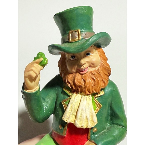 Leprechaun Holding Up A Clover WMG 2006 4" Tall Made In China - Picture 5 of 8
